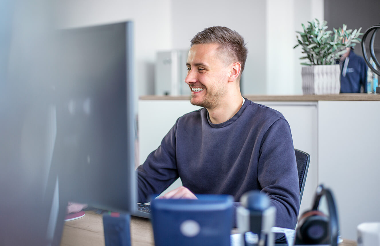 Mitarbeiter von technology experts beim Arbeiten am PC