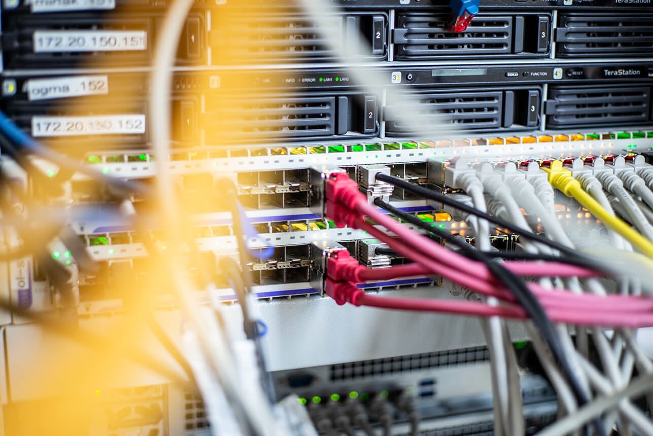 Netzwerk-Switches und Kabel in einem Serverraum zur Datenübertragung und Netzwerkverbindung