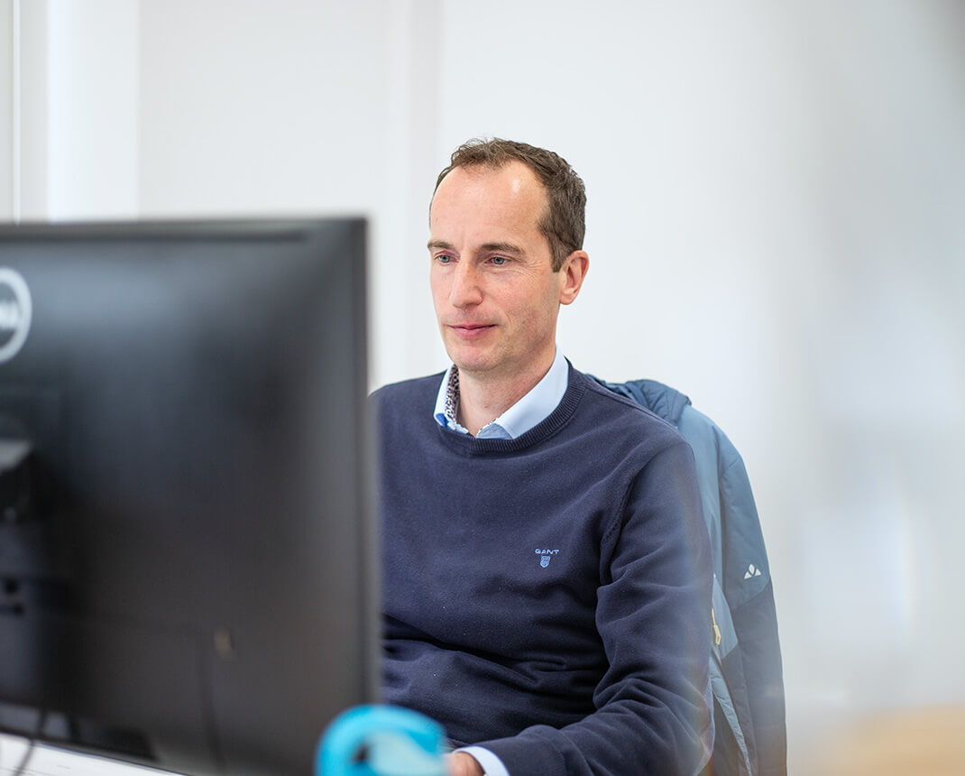 Mitarbeiter von technology experts beim Arbeiten am PC