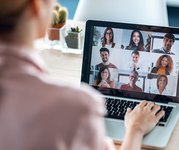 Büromitarbeiterin beim Videomeeting am Laptop